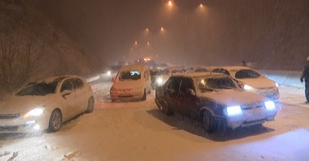 Bursa-Mudanya yolu kapandı, yüzlerce araç mahsur kaldı