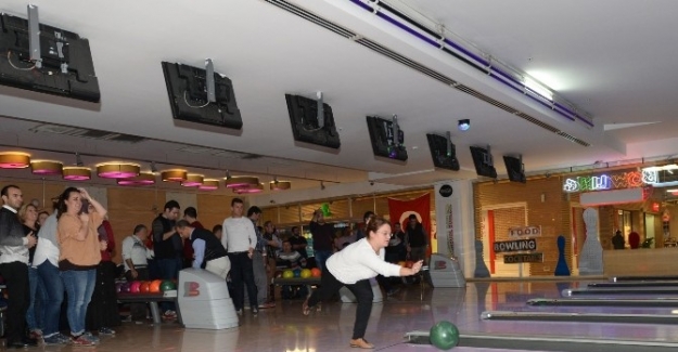 Osmangazi Belediye personeli bowling oynayarak stres atıyor