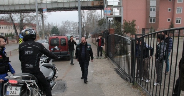 Narkotik polisinden okul önlerinde sıkı denetim