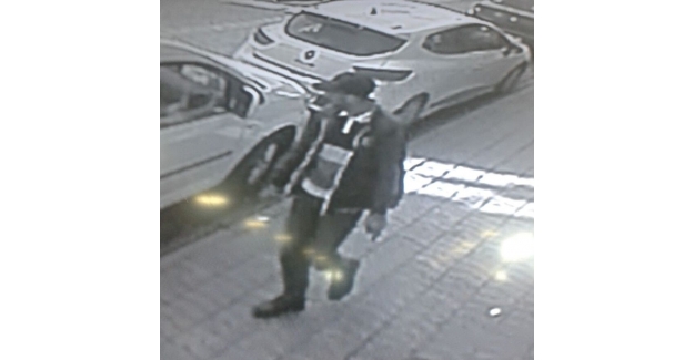 Buji ile otomobilin camını kırıp hırsızlık yaptı