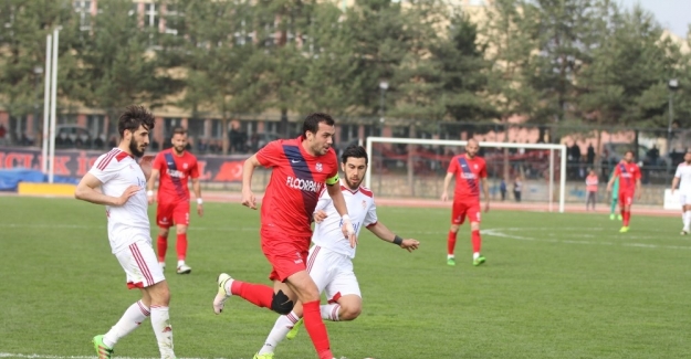 Kastamonuspor 2. Lig Kırmızı Grup’ta karşılaştığı Gümüşhanespor’u 3-0 yendi.