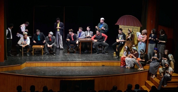 Tiyatro Okulu öğrencilerinin mezuniyet coşkusu