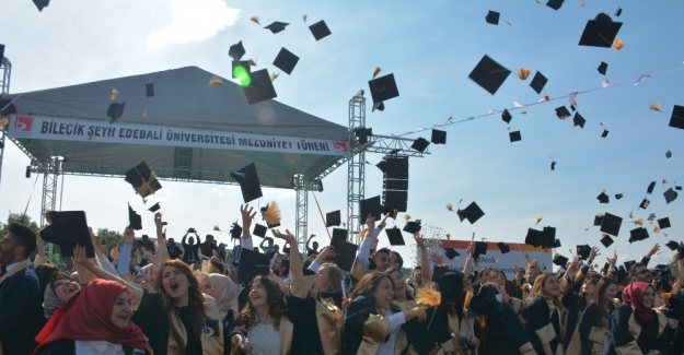 Bilecik Şeyh Edebali Üniversitesinde mezuniyet coşkusu