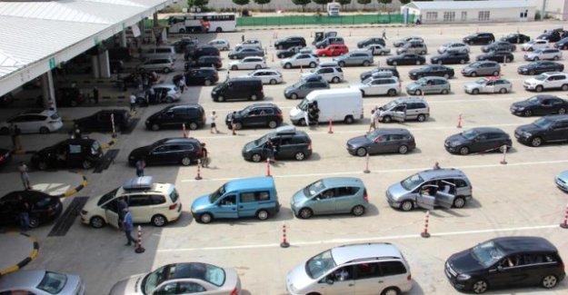 Gurbetçiler akın akın Gümrük Kapımızdalar ve Kuyruktan Mağdurlar