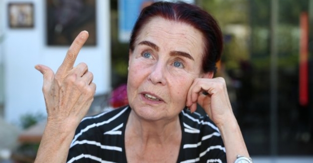 Yeşilçam'ın usta oyuncusu Fatma Girik, hastaneye kaldırıldı