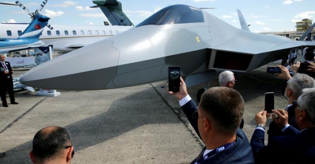 Türkiye Paris Havacılık Fuarı'nda savaş uçağını tanıttı