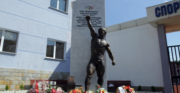 Naim Süleymanoğlu heykeli doğduğu kasabanın meydanında açıldı