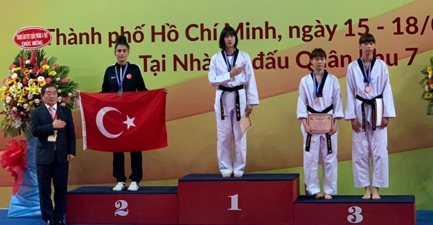 Taekwondocu Hatice Kübra İlgün'den gümüş madalya