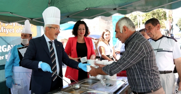 Başkan eliyle aşure dağıttı