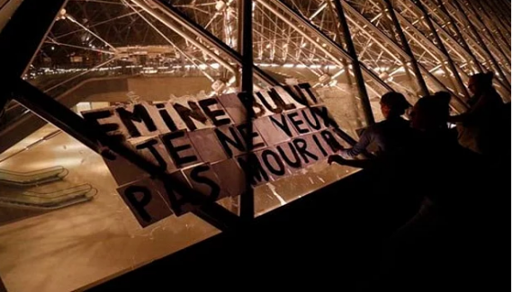 Emine Bulut'un Adını Louvre Müzesi Piramidine Yazdılar