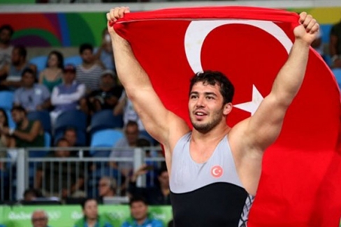 Güreşte Cenk İldem dünya üçüncüsü