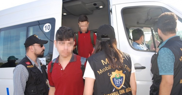 İstanbul Emniyeti sıkı denetimde; 40 bin 72 kişi Genel Bilgi Tarama (GBT) kontrolünden geçirildi.