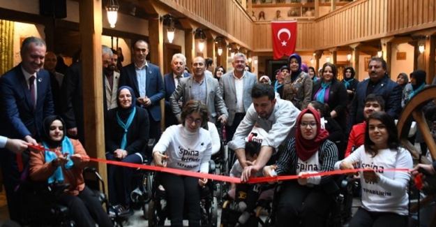 İnegöl'de 'Spina Bifidalı Öğrenciler'in sergisi müzede görücüye çıktı
