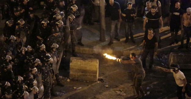 Lübnan'da protestolar şiddetleniyor: 2 gösterici yaşamını yitirdi, 70 gözaltı, okullar ve özel bankalar tatil edildi