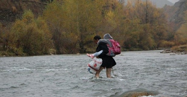 Bingöl'de babalarının sırtında okula gitmek zorunda kalan kardeşler için köprü yapılacak.