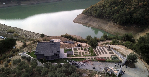 Hasanağa'da tartışmalı kaçak villa yıkıldı