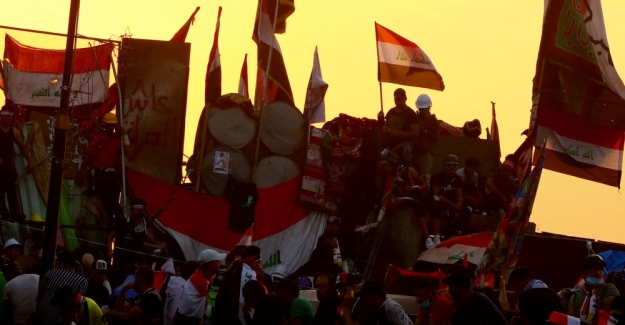 Iraklı göstericiler İran Konsolosluğu binasında Irak bayrağı açtı: Binadan dumanlar yükseliyor