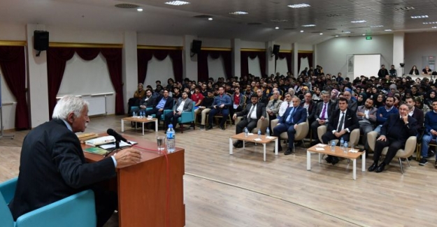 Şair ve Yazar Yavuz Bülent Bakiler, Türkçe’nin Önemini Anlattı