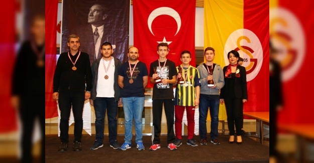 Satranççılar üç koldan kürsüye