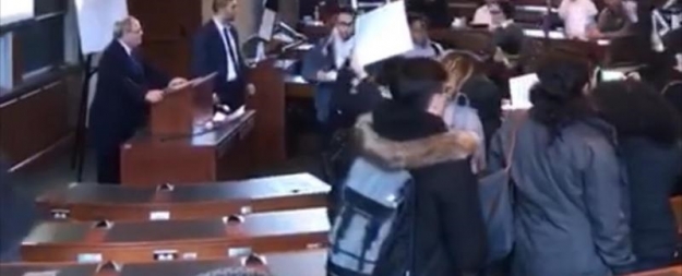 Yüzlerce Harvardlı İsrailli elçiyi protesto etti