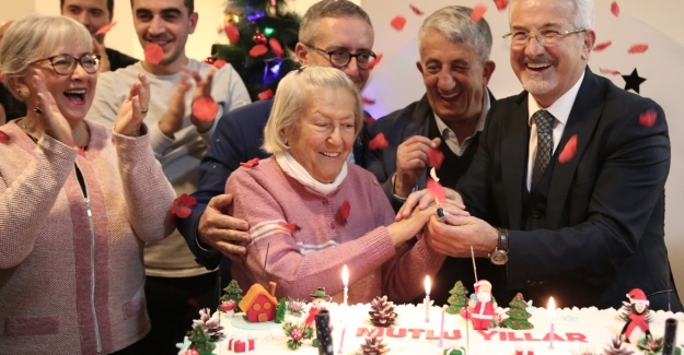 Huzurevinde yeni yıla renkli karşılama