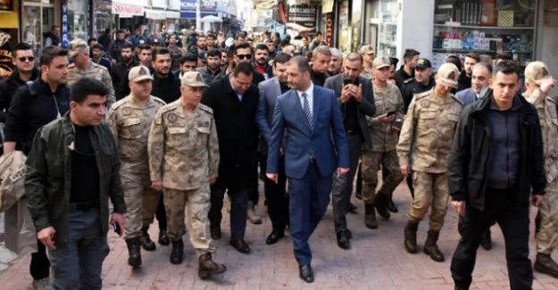 Jandarma Genel Komutanı Orgeneral Arif Çetin, yine Güneydoğu halkıyla kol kola girerek seslendi; "Terör bitiyor, zaten 500 civarında terörist kaldı"