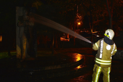 Melih Cevdet Anday'ın heykeli yandı