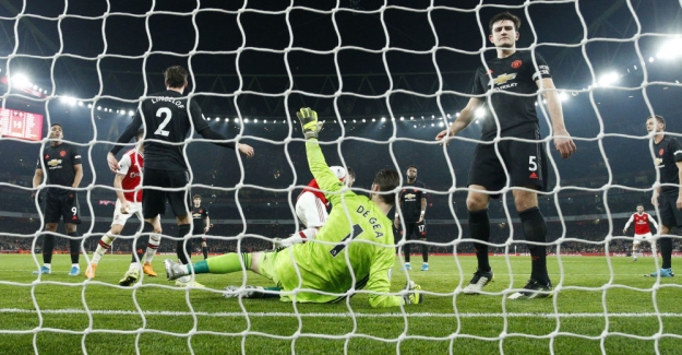 Arsenal, Manchester United'ı ilk yarıda devirdi