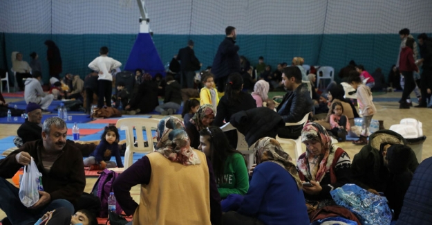 Elazığ'da depremzedeler, geceyi spor salonunda geçiriyor