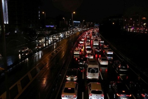 İstanbul'da fırtına sonrası trafik yoğunluğu yüzde 80'e ulaştı