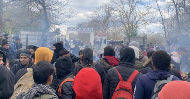 Edirne'de Pazarkule Sınır Kapısı'nda bekleyiş: 'Artık geri dönüş yok'