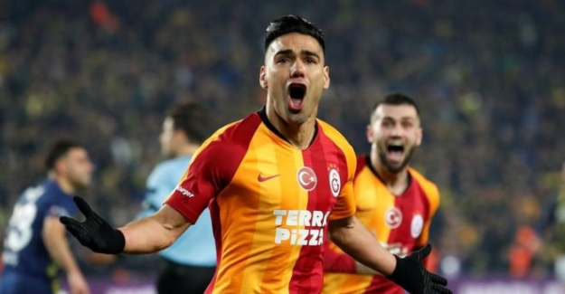 Galatasaray 21 yıl sonra Fenerbahçe'yi Kadıköy'de mağlup etti