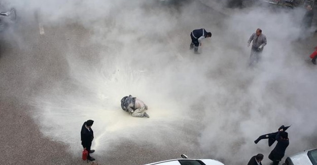 Hatay'da Valilik önünde kendini ateşe verdi