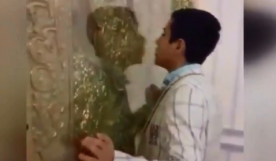 İran’da koronavirüsten korunmak için türbe demirlerini yalıyorlar!