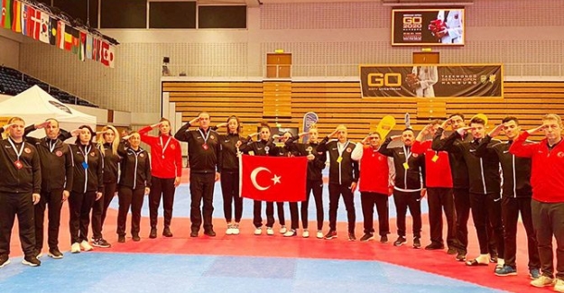 Milli Tekvandocularımız madalyalarını Şehitlere adadı