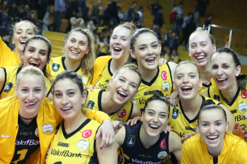 VakıfBank üst üste sekizinci kez yarı finalde
