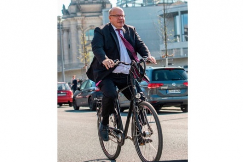 Alman Bakan Altmaier, 750 milyar Euro dağıttı, evine bisikletle gitti