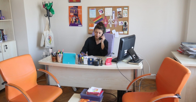 Şiddet mağduru kadınlara destek hattı