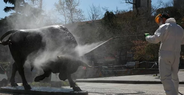 Sokağa çıkma yasağı sürerken İBB ekipleri kenti dezenfekte etti