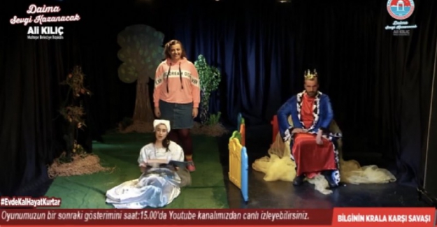 Tiyatro sahnesi evlere taşındı