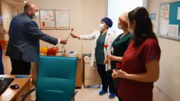 Başkan Bekir Aydın Hemşireleri unutmadı