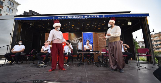 Bursalılar, ‘Gezici Sahne’ ile moral depoluyor