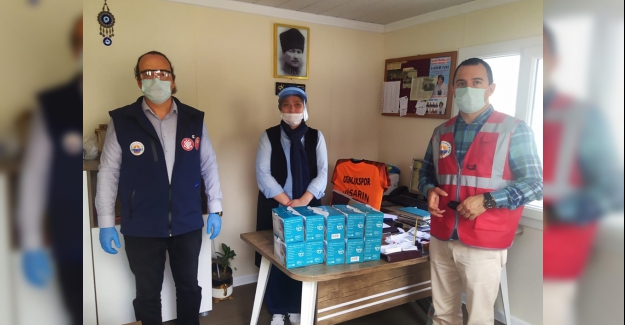 Gemlik Belediyesi Muhtarlar eliyle maske dağıtımını sürdürüyor