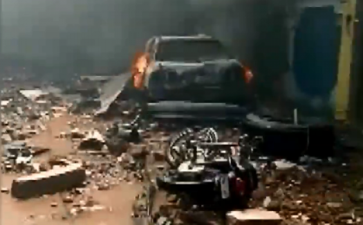 Pakistan'da 107 kişi taşıyan uçak düştü