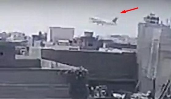 Pakistan’da yolcu uçağının düşme anı güvenlik kameralarına yansıdı