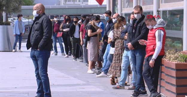 Sağlık Bakanı: "AVM'lerde uzun kuyruklar, yığılmalar oluştu; mecbur değilsek evde kalalım"