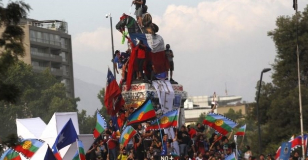 Şili Senatosu'nun yarısı karantinada, halk polisle çatıştı
