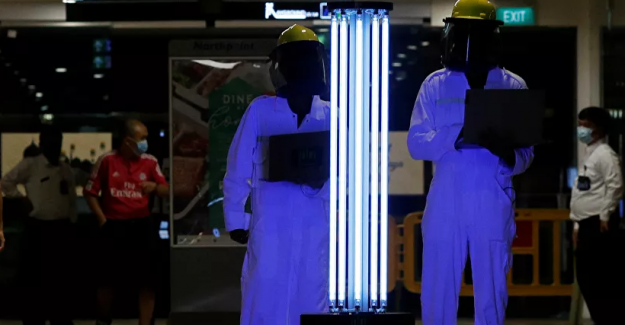 Singapur'da akıllı robotla salgına 'savaş açıldı'