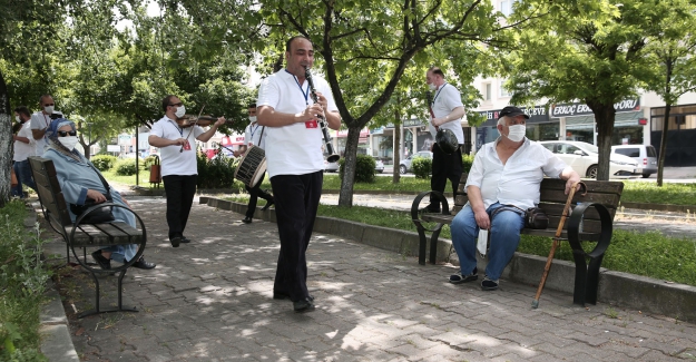 Sokağa çıktılar göbek attılar