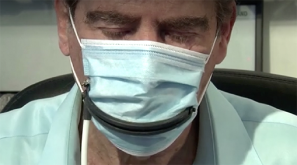 Yemek yemeye izin veren uzaktan kumandalı maske